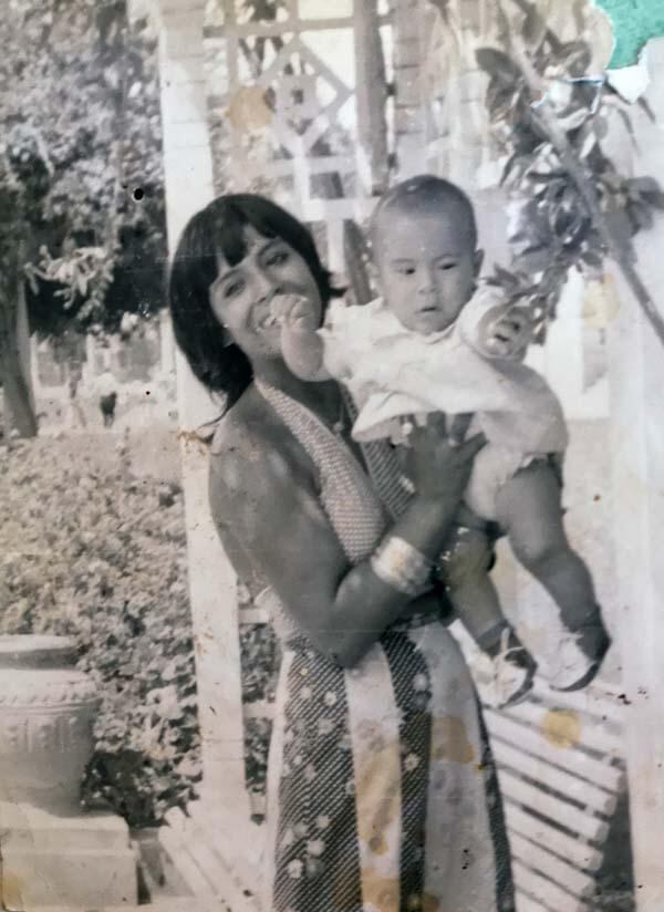 Viuda a los 22 años y con su primogénito Mitchell en sus brazos. (Foto: Archivo personal de la artista)