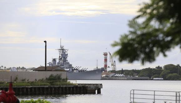 En la imagen se puede ver un barco naval de Estados Unidos desde el Monumento Nacional Pearl Harbor en Honolulu. Un marinero estadounidense disparó e hirió a varios empleados civiles del Departamento de Defensa en el astillero de Pearl Harbor antes de quitarse la vida. (AP)