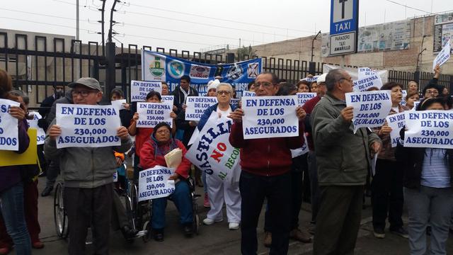 Médicos y pacientes protestan para restablecer atención médica a pacientes del hospital Ramón Castilla