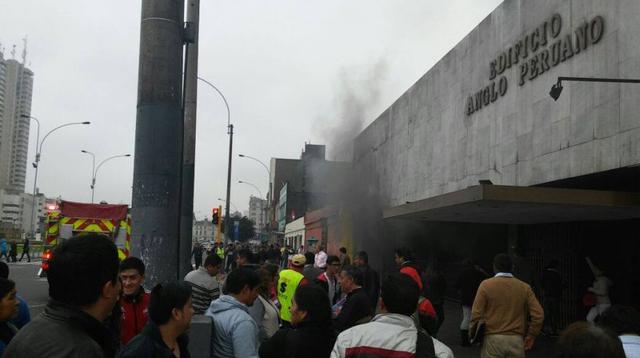 Cercado de Lima: evacuaron edificio por incendio de carro - 1
