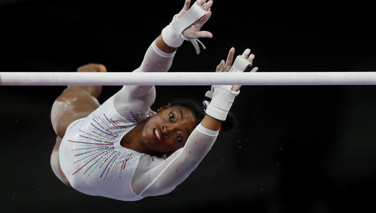 Simone Biles hizo historia en la gimnasia femenina al lograr en la ciudad alemana de Stuttgart su quinto título mundial del concurso completo. (Foto: REUTERS/Wolfgang Rattay)