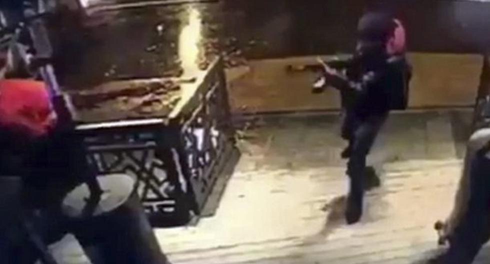 Atacante ingresó a la discoteca de Estambul disparando su rifle. (Foto: EFE)