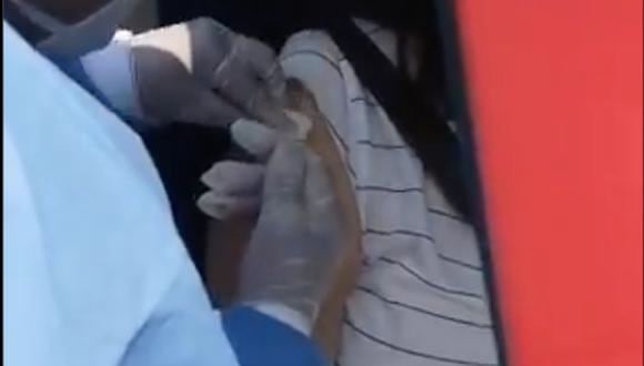 La familia revisó el video de la vacunación luego de las denuncias aparecidas en redes sociales y alertó de la jeringa vacía. (Foto: captura de video)