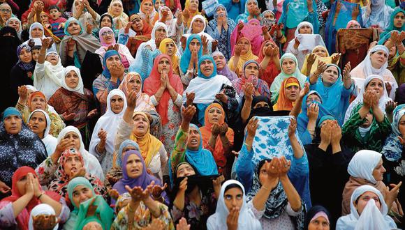 Mujeres cachemiras rezan en la mezquita de Hazratbal durante la conmemoración de la muerte de un descendiente de Mahoma.  [Foto: EFE]