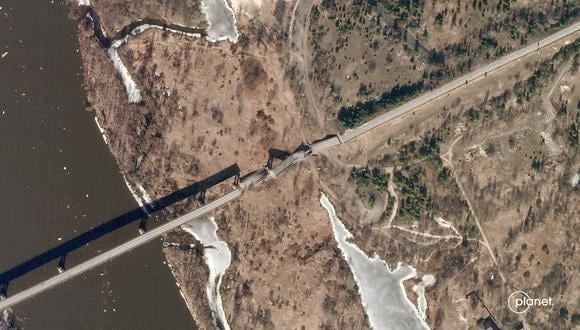 Esta imagen satelital muestra el puente fronterizo Kamaryn Slavutych sobre el río Dniéper entre Ucrania y Bielorrusia el 26 de febrero de 2022, luego de que, según informes, las fuerzas ucranianas lo volaron por los aires. (Foto: Planet Labs PBC / AFP)