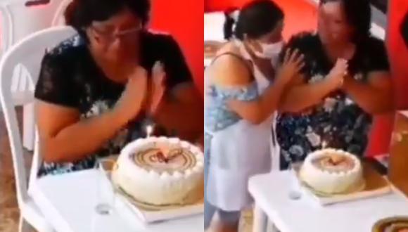 Una mujer celebra sola su cumpleaños, pero los trabajadores del restaurante la acompañaron para que no se sienta sola. (Foto: Twitter)