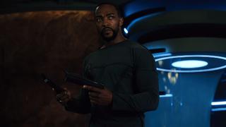 “Altered Carbon”: Anthony Mackie se convierte en Takeshi Kovacs en el nuevo tráiler de la serie de Netflix 