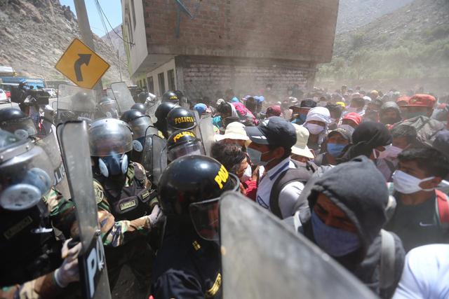 Más de 700 personas que buscan regresar a Huancavelica están retenidas en Corcona a la espera de ayuda para trasladarse a sus ciudades de residencia. (Fotos: Hugo Curotto/GEC)