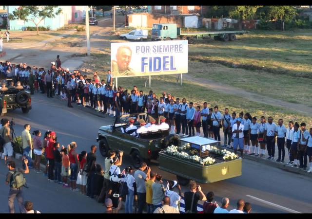 Lágrimas y dolor en recorrido final de Fidel Castro en Cuba - 5