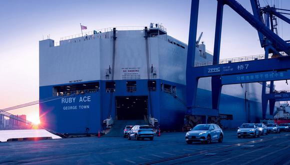 Se trata de un enorme barco para transportar vehículos. Marcas como Hyundai y KIA cuentan con estas embarcaciones. (Foto: motorpasion.com)