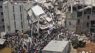 Derrumbe de un edificio en Bangladesh dejó cerca de cien muertos