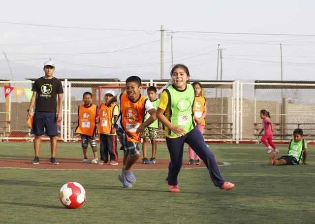 Arca Continental Lindley, junto a la asociación sin fines de lucro Fútbol Más, viene implementando desde el año 2018, en Pucusana, un programa que tiene como finalidad impactar positivamente en la formación de niñas, niños y adolescentes.