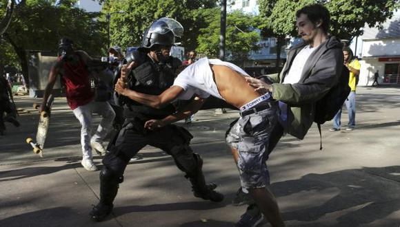 Policía de Brasil patea en la cara a periodista [VIDEO]