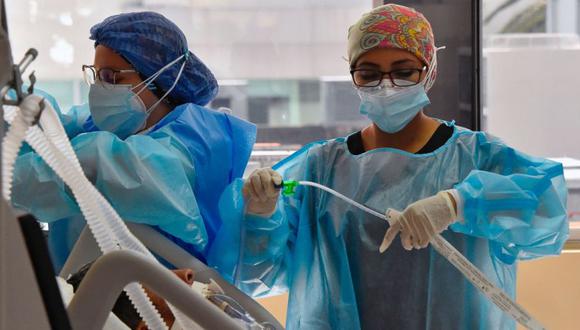 Los trabajadores de la salud atienden a un paciente con COVID-19 en la sala de cuidados intensivos del Hospital Pablo Arturo Suárez, en Quito. (Foto: Rodrigo BUENDIA / AFP)