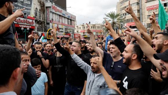 Los palestinos participan en una protesta en apoyo del pueblo de Gaza en Naplusa, en la ocupada Cisjordania, el 18 de octubre de 2023 (Foto: Raneen Sawafta/Reuters)