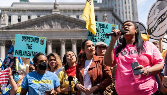 Angelika Maldonado, presidenta del Comité de Trabajadores del Sindicato de Trabajadores de Amazon, habla en una protesta durante el Día Internacional de los Trabajadores en Foley Square en el distrito de Manhattan de la ciudad de Nueva York.