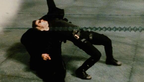 Un músico callejero imitó la famosa pose de esquivando balas que inmortalizó Keanu Reeves en la cinta 'Matrix' | Foto: Warner Bros Pictures