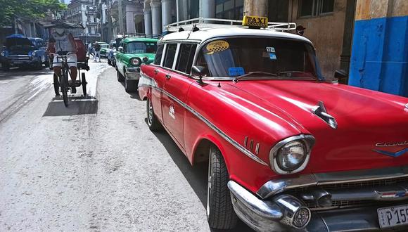 Fotografía que muestra varios autos clásicos utilizados como taxis en La Habana, Cuba. (EFE/ Ernesto Mastrascusa).