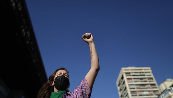 Las mujeres participan en una manifestación en el Día Internacional de la Eliminación de la Violencia contra la Mujer en Santiago, el 25 de noviembre de 2021. (Foto de Pablo VERA / AFP)