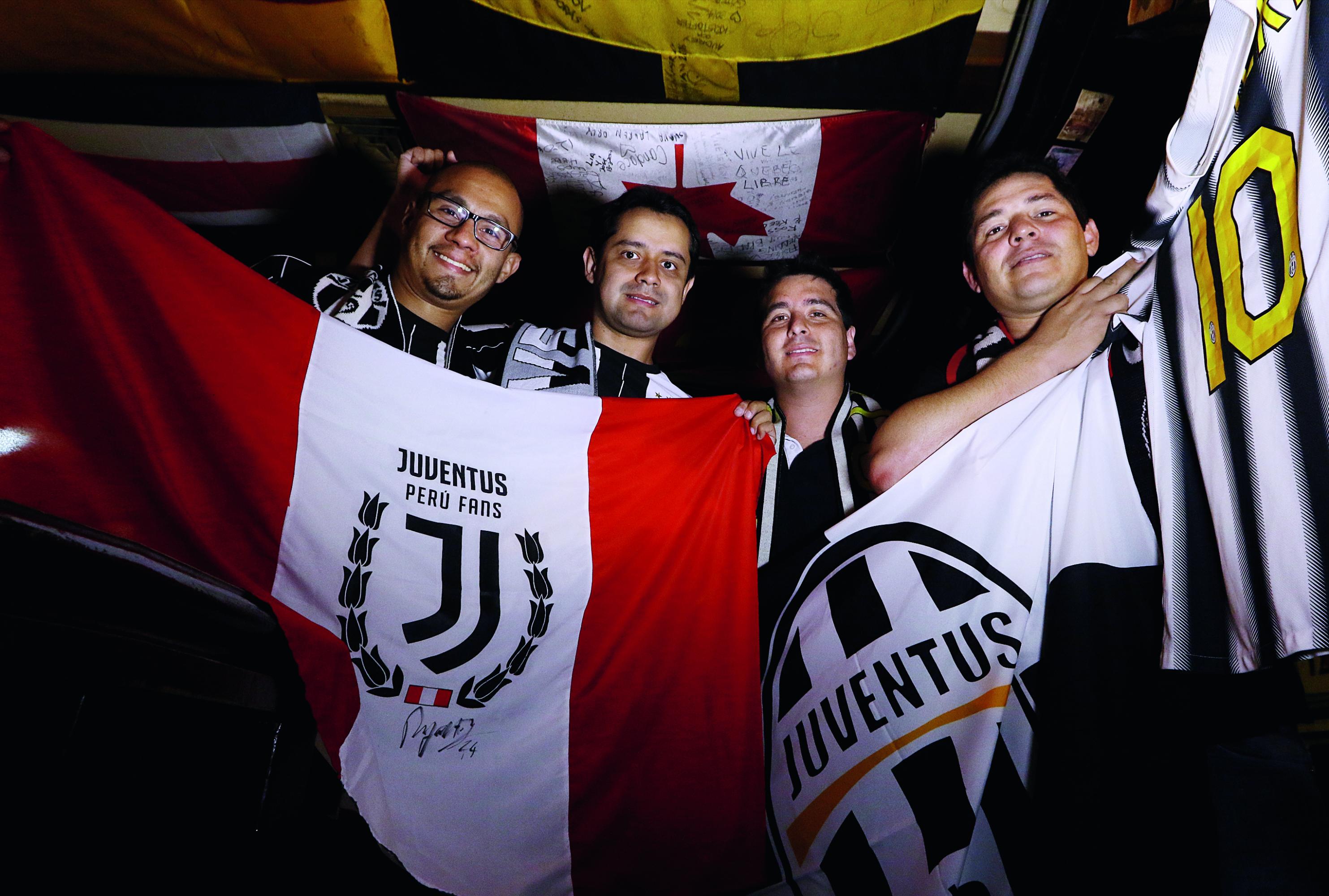 A LA JUVE. Max Ramírez, Carlos Mendoza, Beto Iriarte y Miguel Macharé, los cuatro principales directivos de Juventus Perú Fans, camino a convertirse en la agrupación de hinchas reconocida por la 'Vieja Señora'. La camiseta de la derecha es un lujo: se las regaló el propio Del Piero.