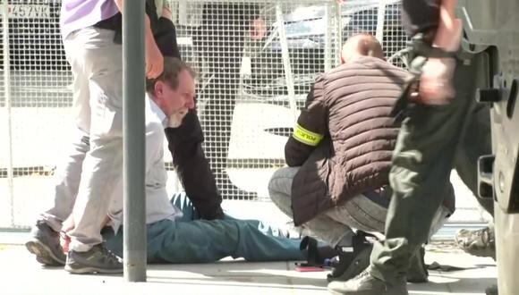 Esta imagen tomada de un vídeo obtenido por AFPTV muestra al personal de seguridad deteniendo a un presunto pistolero (C/GROUND) después de que el Primer Ministro de Eslovaquia fuera baleado en Handlova el 15 de mayo de 2024. (Foto de RTVS/AFP)
