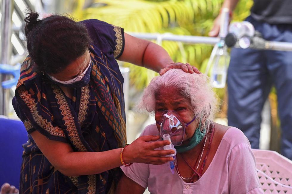 La escasez de oxígeno en los saturados hospitales obligan a los enfermos sin aliento a buscar la ayuda de Khalsa Help International, una oenegé creada por un gurdwara (un templo sij -  religión del estado indio) en Ghaziabad. (Texto y foto: AFP).