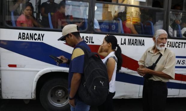 Algunos usuarios se mostraron desorientados y tuvieron que recurrir al personal de ATU disponible para despejar todas sus dudas | Foto: julio reaño/@photo.gec