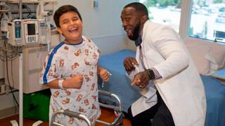 Tony Adkins, el médico que arranca sonrisas a sus pacientes con singulares pasos de baile