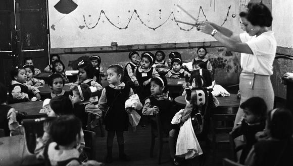Lima, 1 de abril de 1965.  Un grupo de niños y niñas escolares asistiendo a su colegio en el primer día de clases de ese año. (Foto: GEC Archivo Histórico)