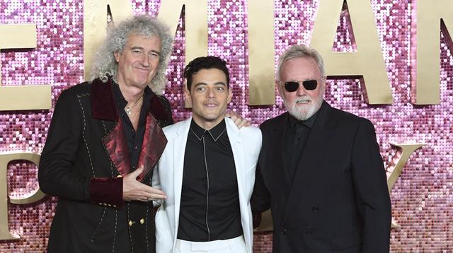 Brian May y Roger Taylor, de Queen, con el actor Rami Malek (al centro), en premiere de "Bohemian Rhapsody". (Foto: Agencias)