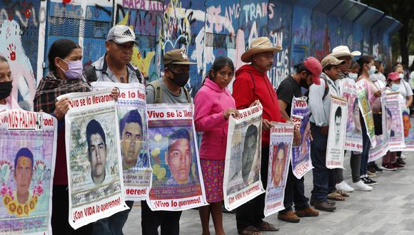 Familiares y compañeros de los estudiantes desaparecidos de Ayotzinapa protestan, hoy en el Hemiciclo a Juárez en Ciudad de México (México).