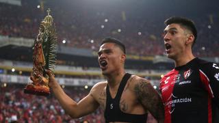 Anderson Santamaría: la celebración del peruano con el trofeo sobre la cancha del estadio de Atlas | FOTO