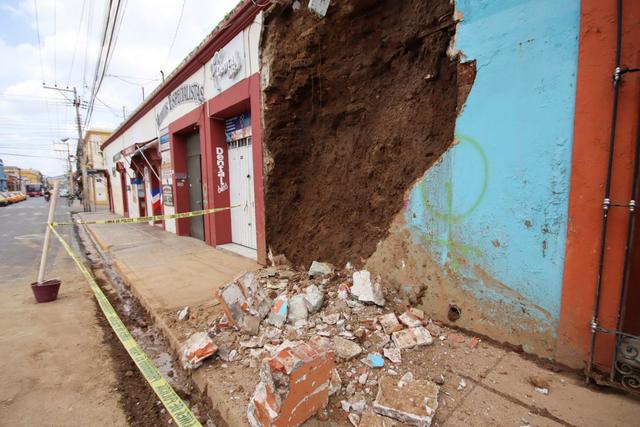 Al menos seis personas murieron tras un fuerte terremoto que sacudió este martes el centro y sur de México provocando daños en viviendas y edificios, derrumbes en carreteras, especialmente en Oaxaca, epicentro del movimiento. (REUTERS/Jorge Luis Plata).