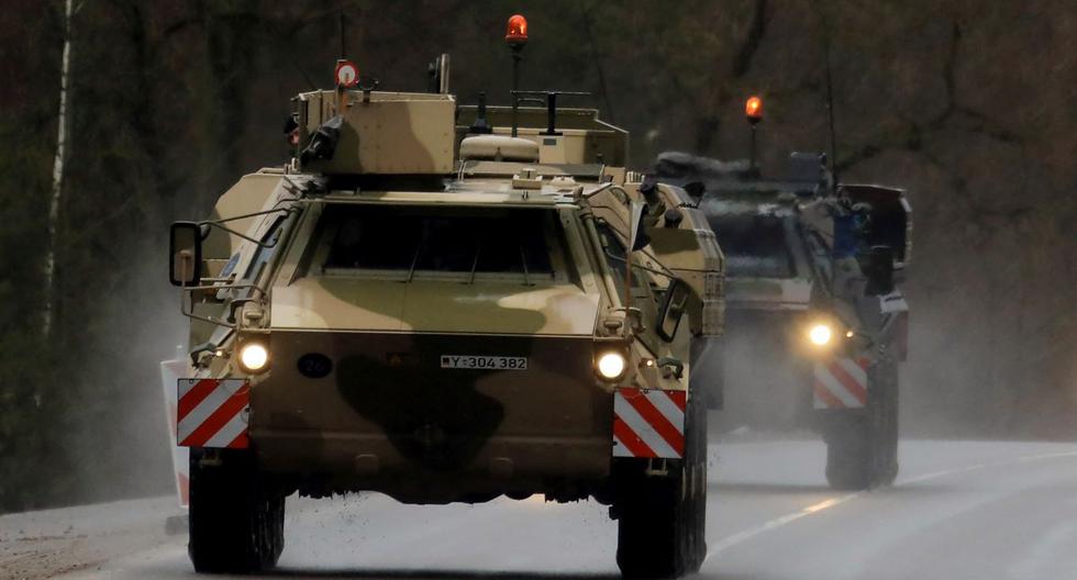 Vehículos blindados de las fuerzas armadas de Alemania Bundeswehr llegan al Batallón del Grupo de Batalla de Presencia Avanzada de la OTAN en Rukla, Lituania, el 17 de febrero de 2022. (PETRAS MALUKAS / AFP).