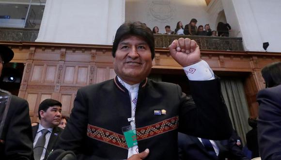 El presidente de Bolivia, Evo Morales, levanta el puño y se muestra entusiasmado antes de la resolución de la Corte de La Haya que terminó siendo favorable para Chile. (Reuters)
