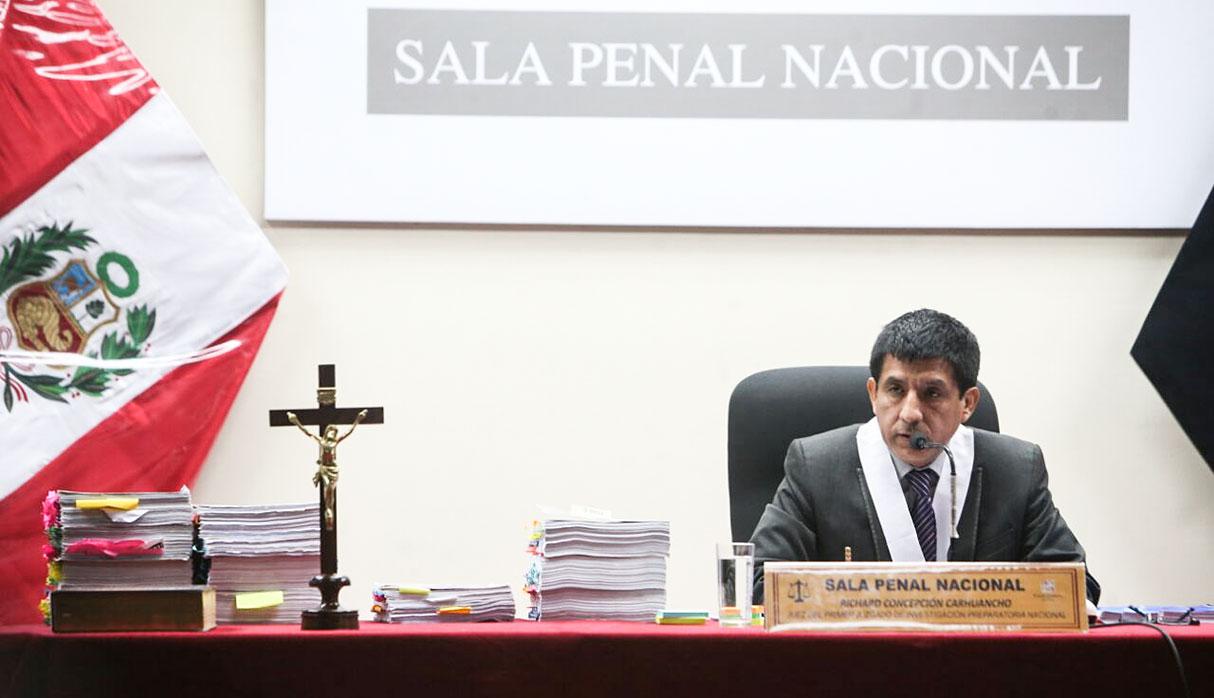 Manifestantes protestan a favor y en contra el pedido del fiscal para que Ollanta Humala y Nadine Heredia sean sometidos a 18 meses de prisión preventiva por el presunto delito de lavado de activos. (Foto: Rolly Reyna / El Comercio)