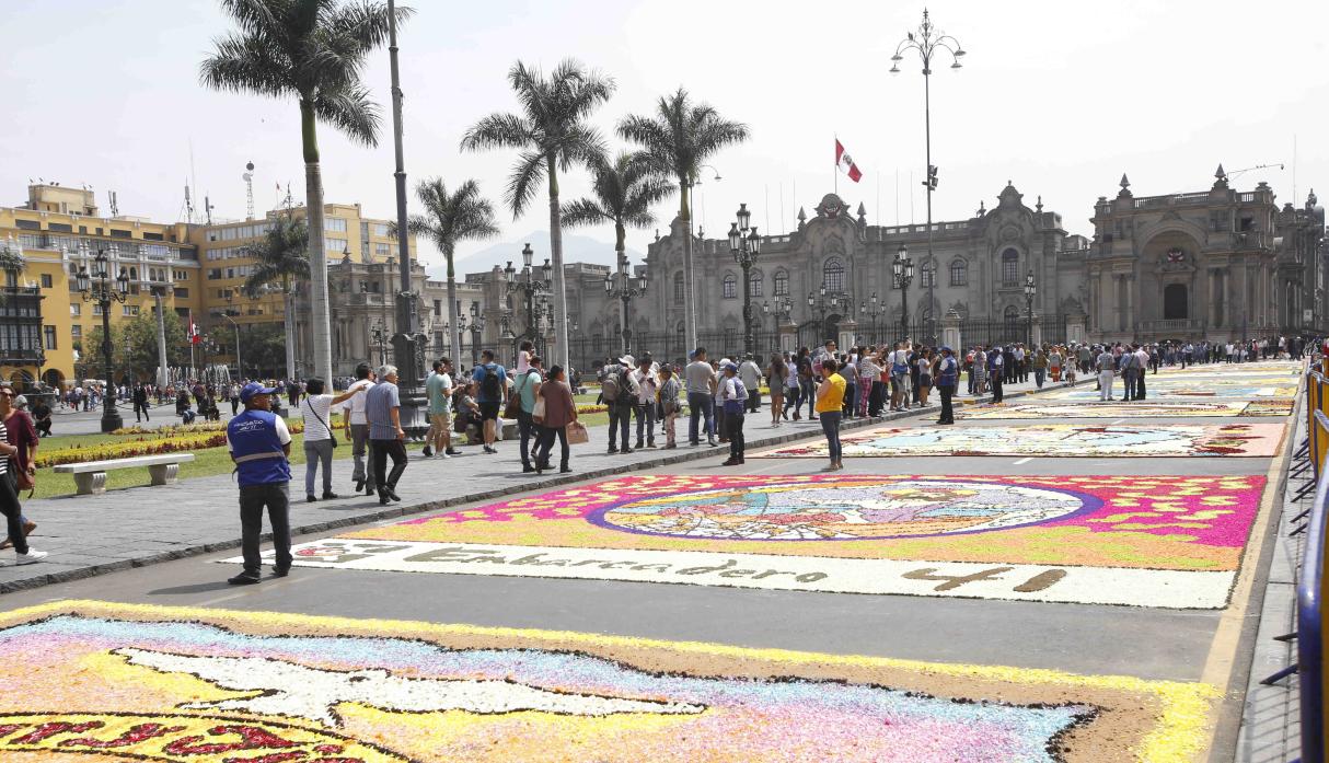 Más de 40 alfombras florales fueron diseñadas en la Plaza de Armas por Semana Santa. (Foto: Jessica Vicente / El Comercio)