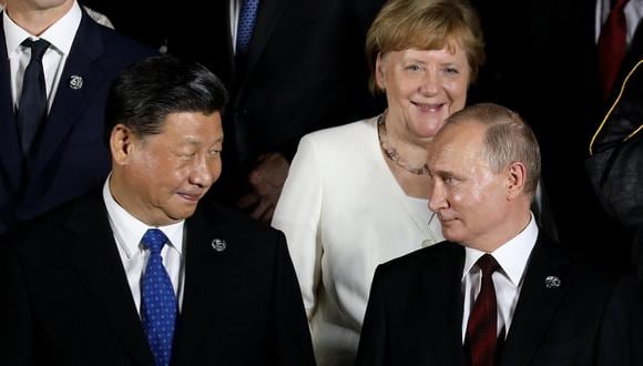 El presidente de Rusia, Vladimir Putin, y del presidente chino, Xi Jinping, en una foto grupal antes de un evento cultural en Osaka durante la Cumbre del G20, el 28 de junio. 2019. (Foto de Dominique JACOVIDES / PISCINA / AFP)
