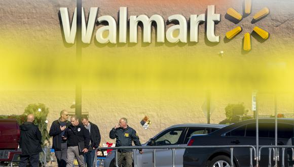 La policía trabaja en la escena de un tiroteo masivo en el Walmart Supercenter en Chesapeake, Virginia, Estados Unidos, 23 de noviembre de 2022. (EFE/EPA/SHAWN THEW).