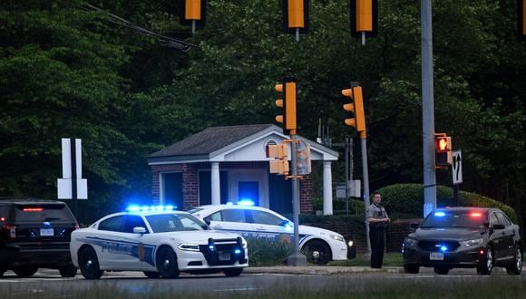 Se ven autos policiales afuera de la puerta de la sede de la CIA después de un intento de intrusión más temprano en el día en Langley, Virginia. (Foto: Olivier DOULIERY / AFP)
