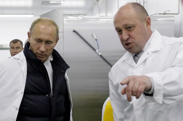 Prigozhin junto al presidente Vladimir Putin durante una visita guiada a su recién estrenada fábrica de alimentos. 