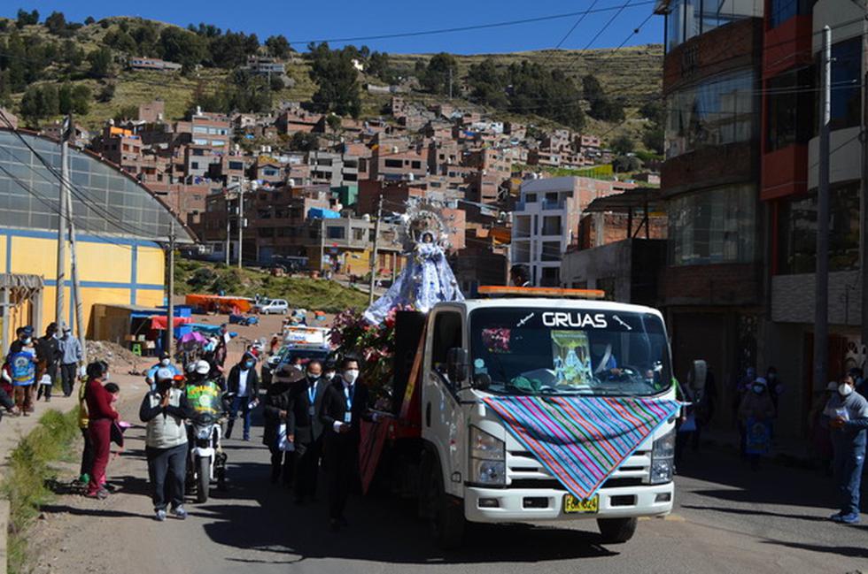 Desde las aceras, puertas, ventanas, balcones o azoteas de sus viviendas la fe de los puneños en su patrona, la Virgen de la Candelaria, se evidenció nuevamente este domingo durante el recorrido de la imagen por diversas calles de la zona sur de la ciudad. (Foto: Carlos Fernández)