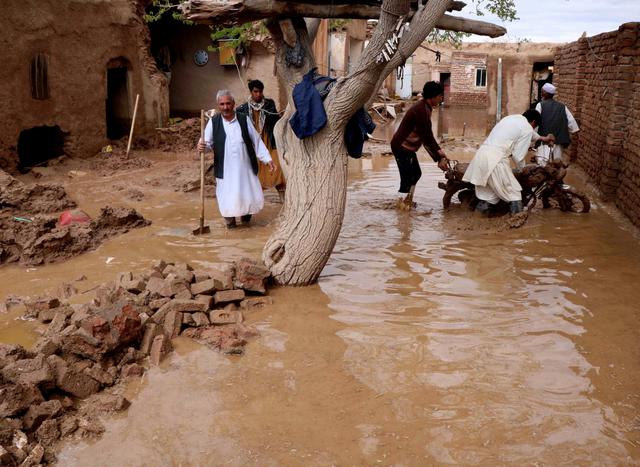 Inundaciones repentinas causaron la muerte de al menos 32 personas en el oeste de Afganistán, destruyeron casas y arrasaron con los refugios improvisados que albergan a familias desplazadas. (Reuters)