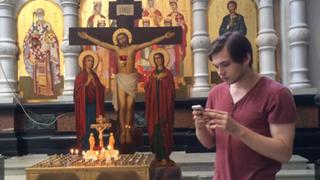 Detienen a 'Youtuber' por jugar Pokémon GO en iglesia [VIDEO]