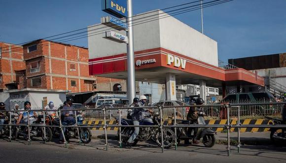 Las personas hacen fila para repostar gasolina subsidiada en una estación de servicio en Caracas, Venezuela. (EFE/ Rayner Peña R.).