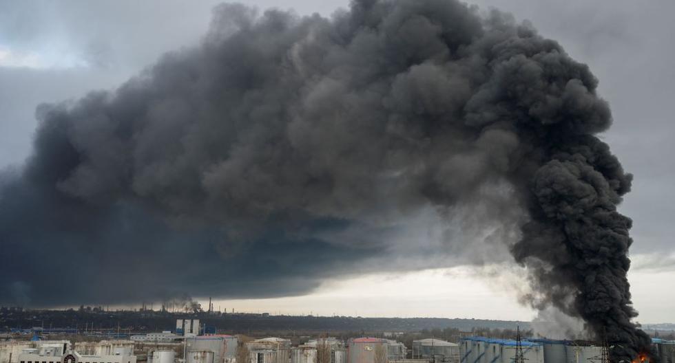 El humo se eleva después de un ataque del ejército ruso en Odessa, Ucrania, el 3 de abril de 2022. (BULENT KILIC / AFP).