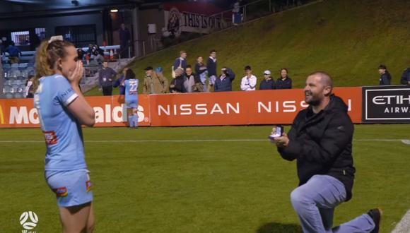 Matt Stonham le propone matrimonio a Rhali Dobson. (Foto: My Football | YouTube)