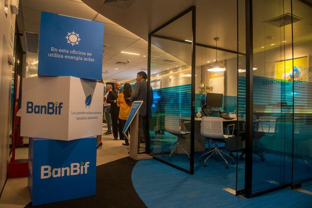 BanBif inauguró, en Surco, su segunda “Oficina BanBif Studio”, la cual es parcialmente alimentada por paneles solares. Un directivo de la entidad señaló que se probarán las funcionalidades que serán luego desplegadas en la red.