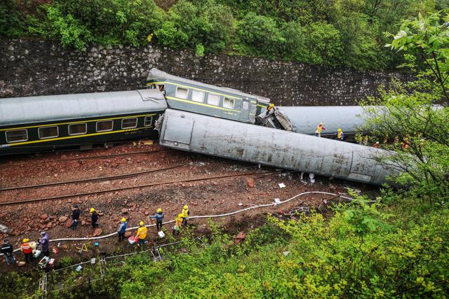 Un tren de pasajeros descarriló después de golpear los escombros de un deslizamiento de tierra en el centro de China. (Foto: AFP/STR)