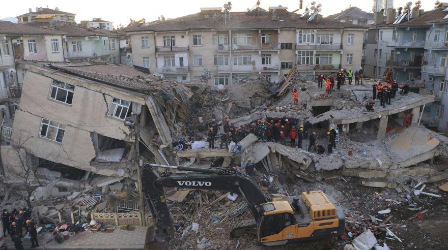 El potente terremoto de magnitud 6,8 que azotó el viernes la ciudad de Elazig, al sureste de Turquía, ha dejado hasta el momento 29 muertos y cuantiosos daños materiales. Las autoridades temen que una decena de personas aún estén atrapadas bajo los escombros de tres edificios derrumbados. (Foto: AP)